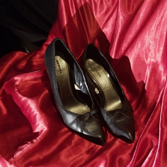 Black leather pumps with bow detail - Picture 5 of 8